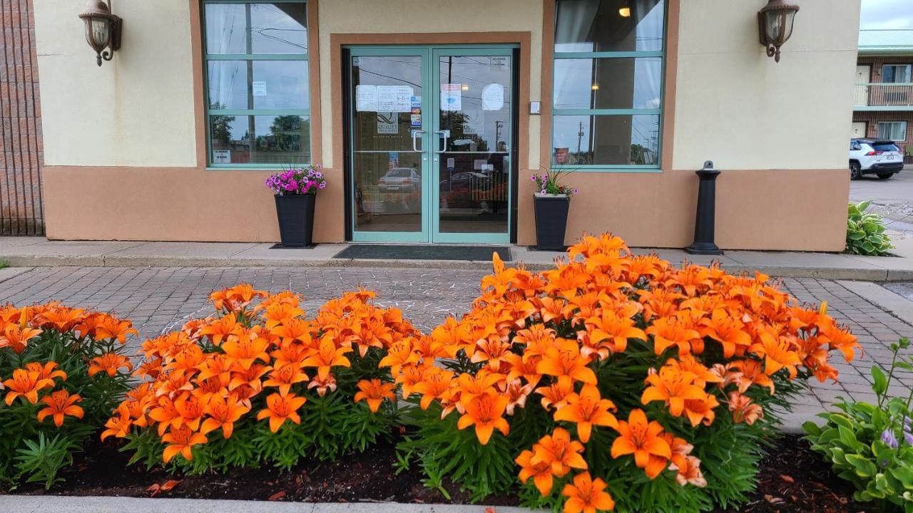 Quality Inn & Suites 1000 Islands Gananoque Extérieur photo