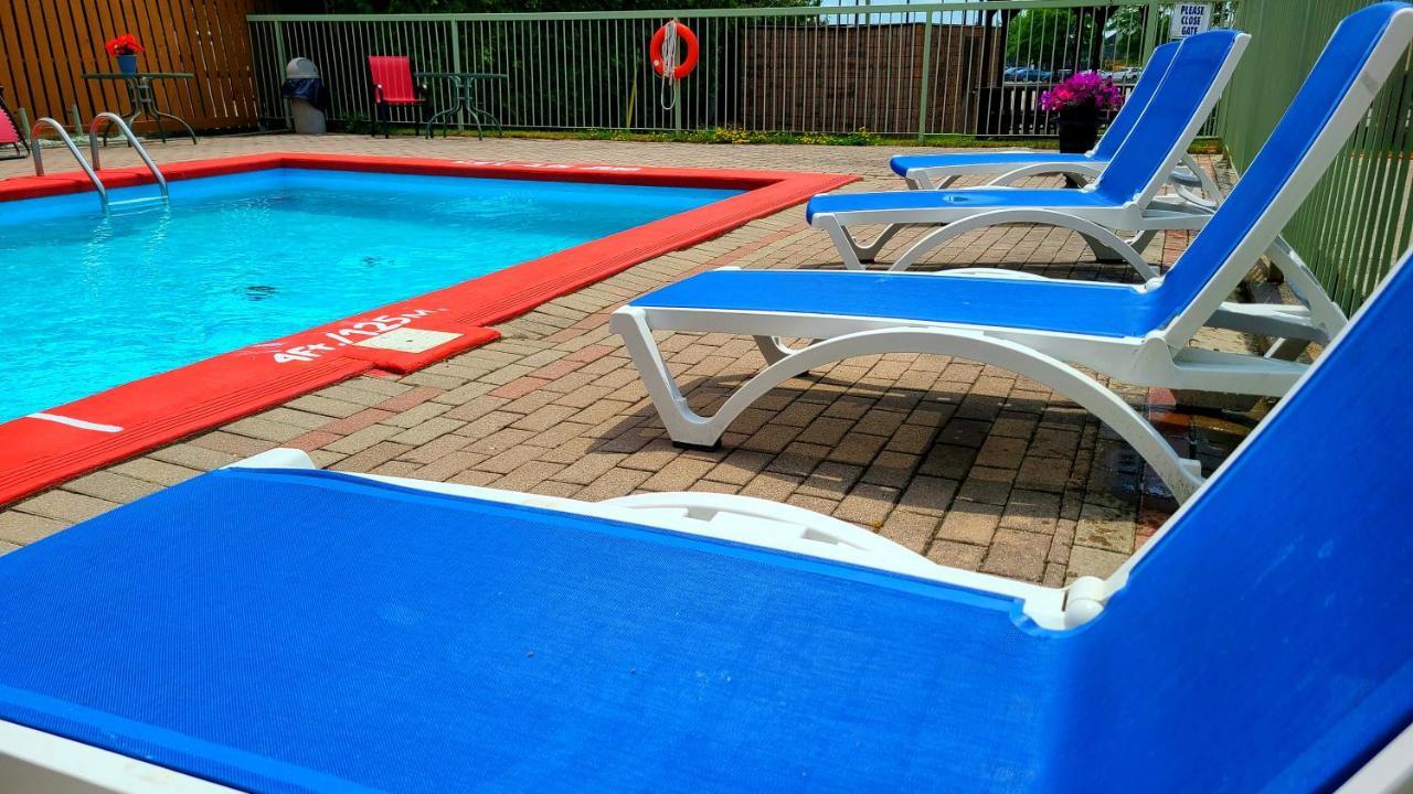 Quality Inn & Suites 1000 Islands Gananoque Extérieur photo
