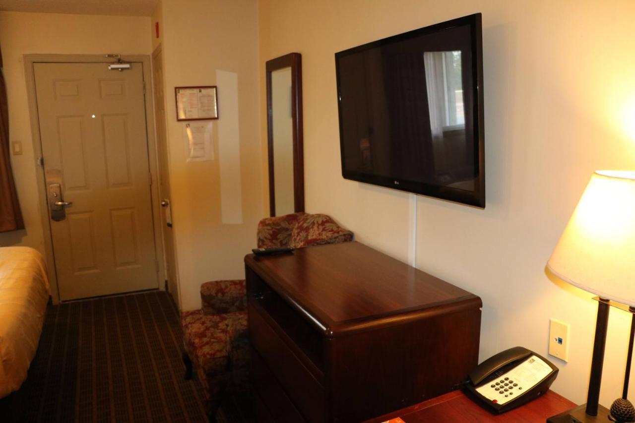 Quality Inn & Suites 1000 Islands Gananoque Extérieur photo