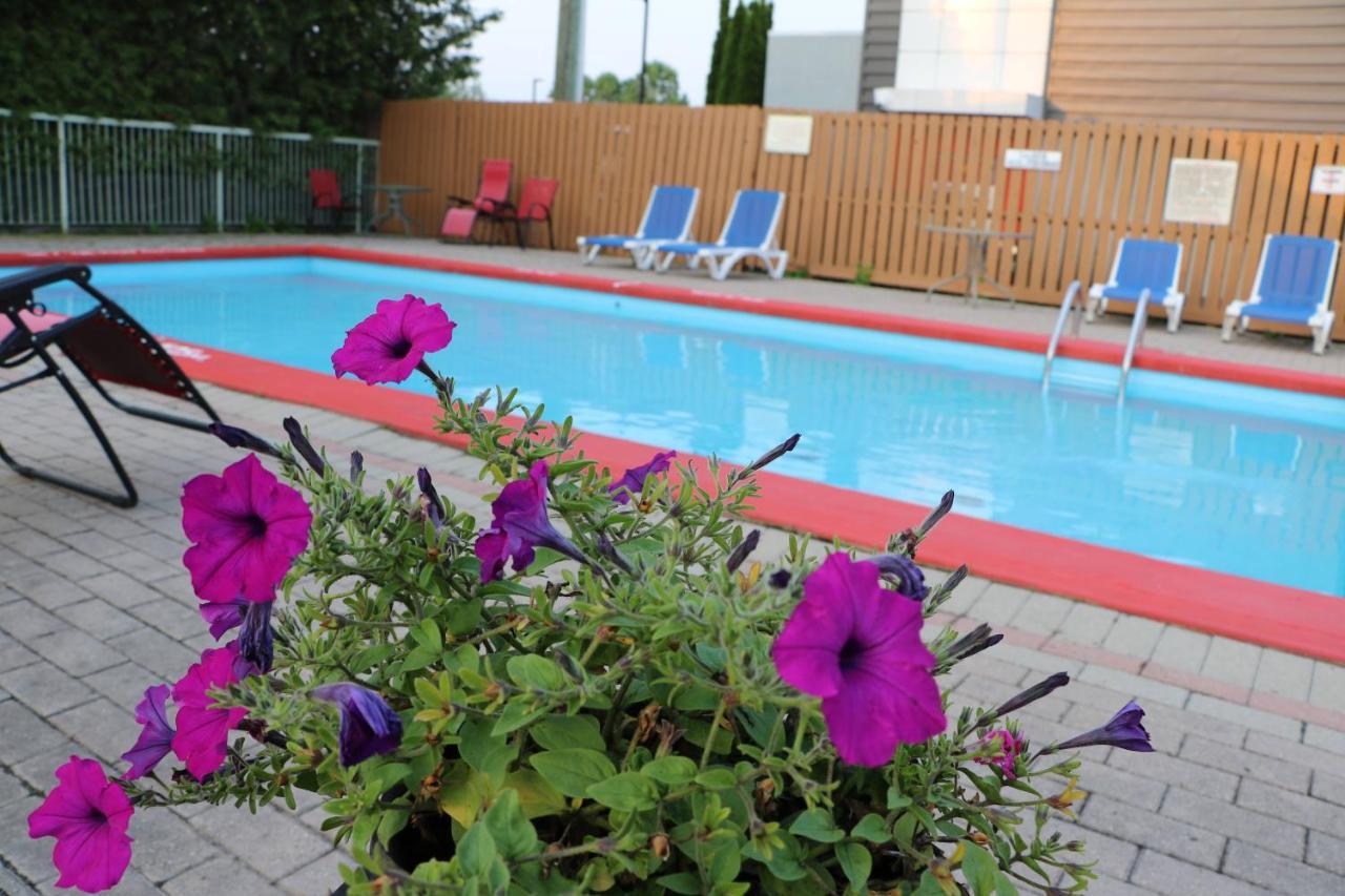 Quality Inn & Suites 1000 Islands Gananoque Extérieur photo
