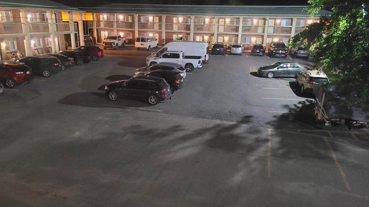 Quality Inn & Suites 1000 Islands Gananoque Extérieur photo