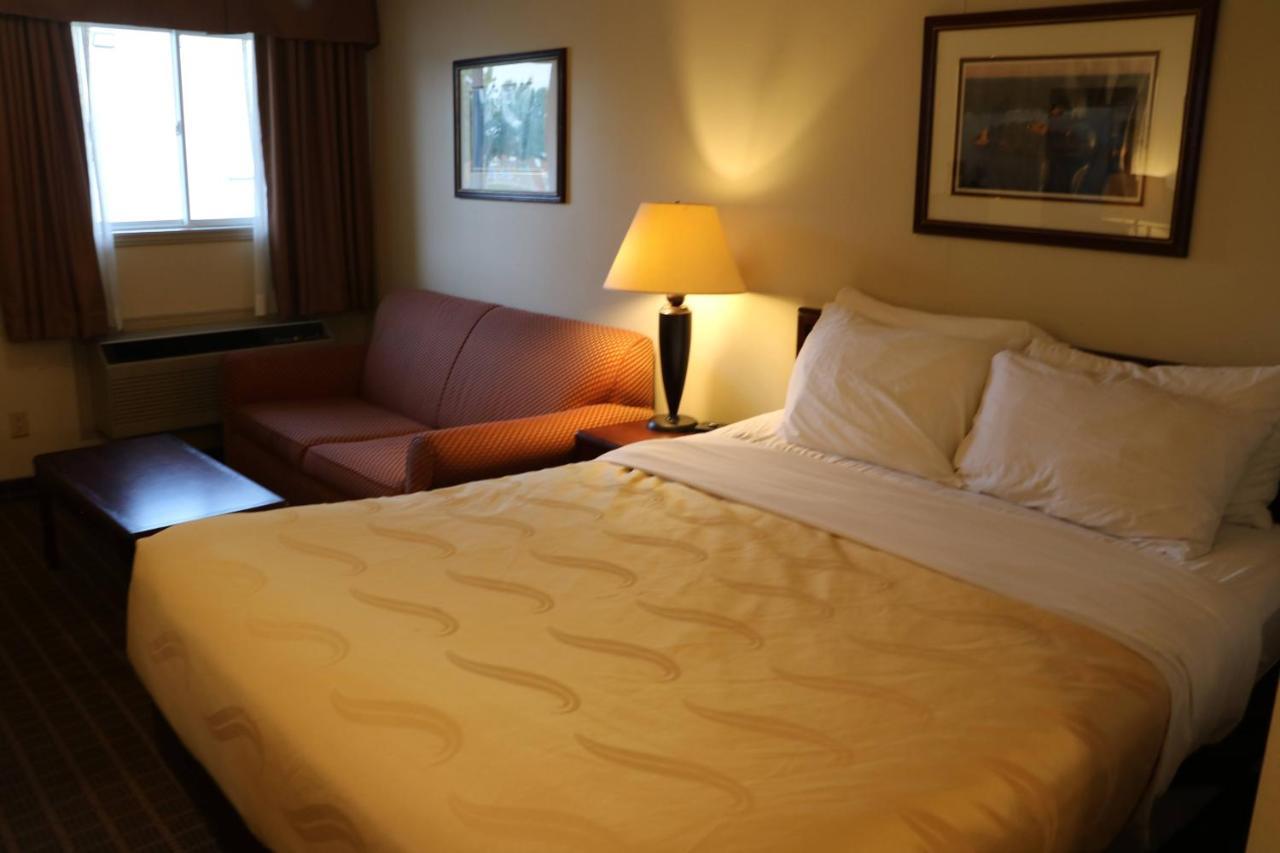 Quality Inn & Suites 1000 Islands Gananoque Extérieur photo