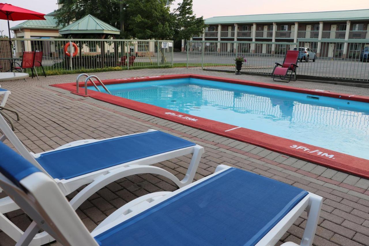 Quality Inn & Suites 1000 Islands Gananoque Extérieur photo
