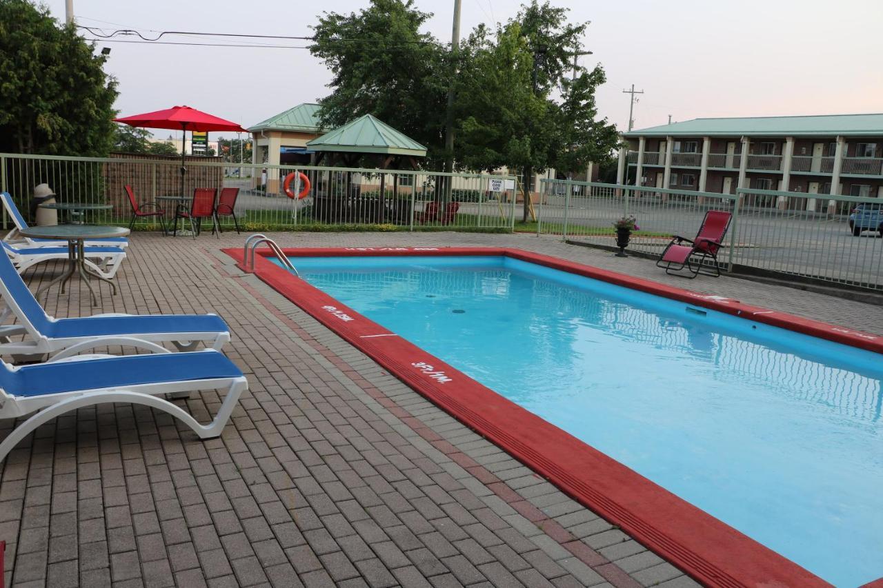 Quality Inn & Suites 1000 Islands Gananoque Extérieur photo
