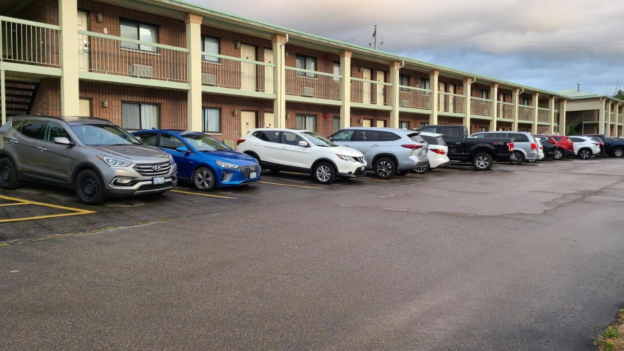 Quality Inn & Suites 1000 Islands Gananoque Extérieur photo