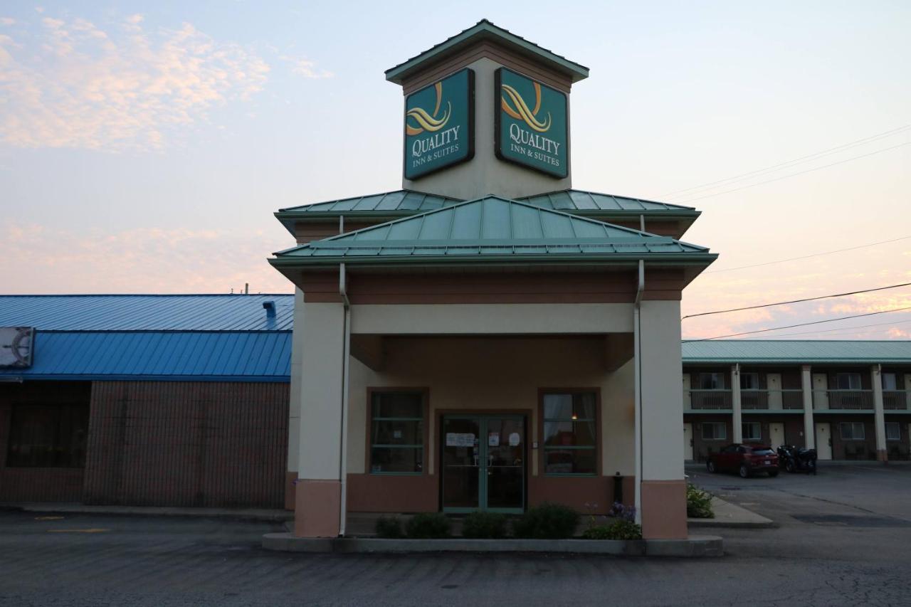 Quality Inn & Suites 1000 Islands Gananoque Extérieur photo
