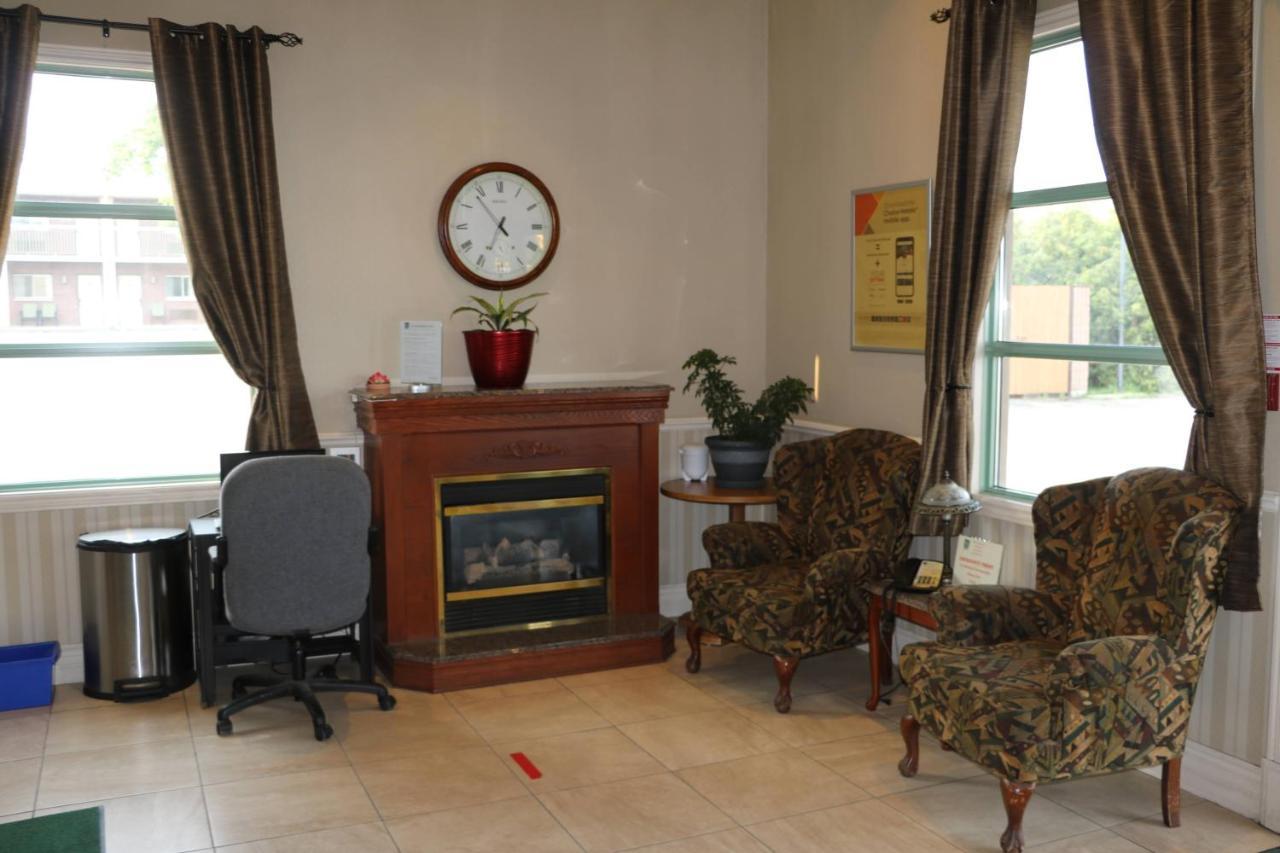 Quality Inn & Suites 1000 Islands Gananoque Extérieur photo