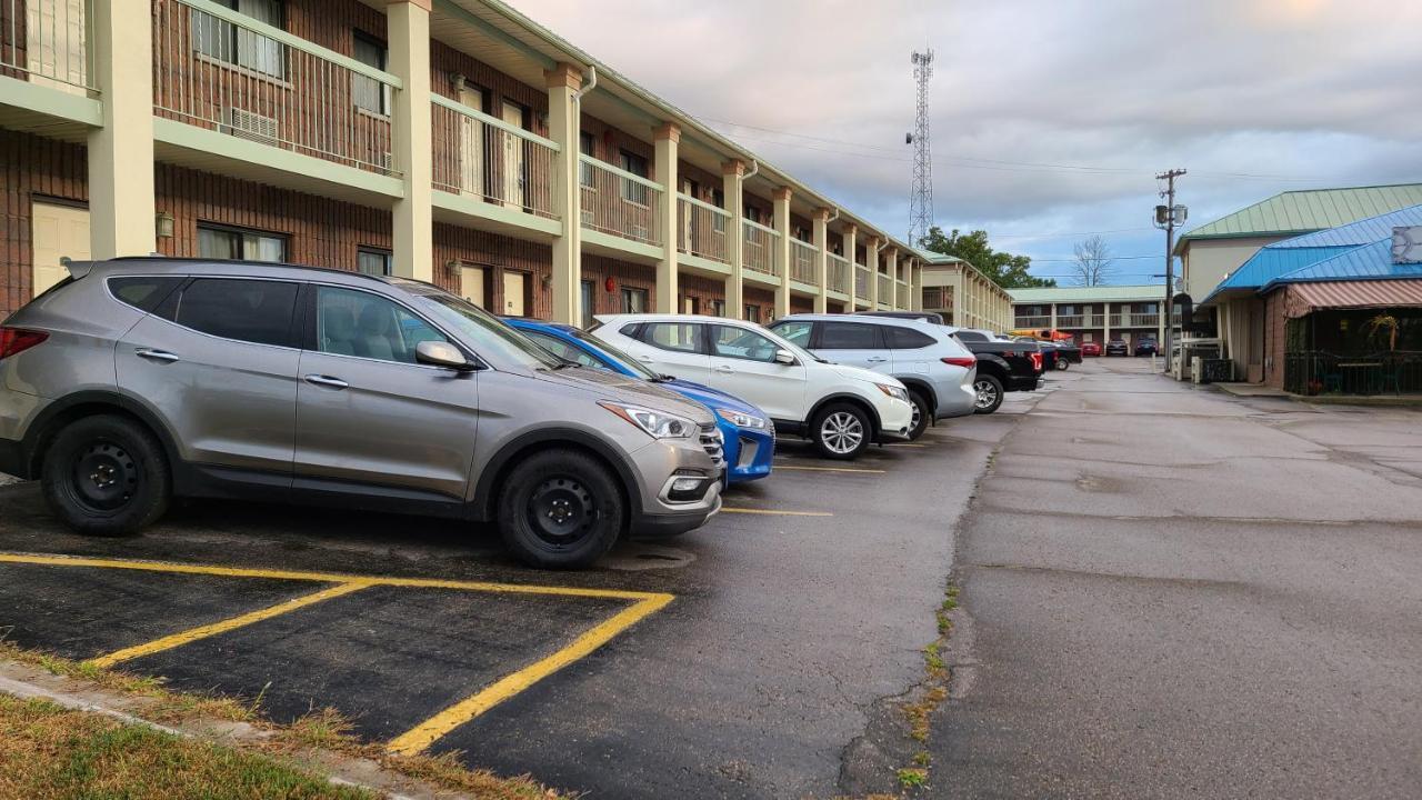 Quality Inn & Suites 1000 Islands Gananoque Extérieur photo