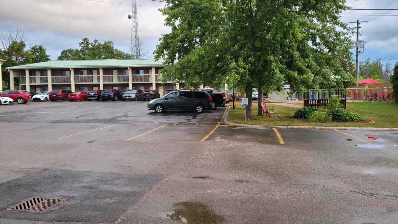 Quality Inn & Suites 1000 Islands Gananoque Extérieur photo