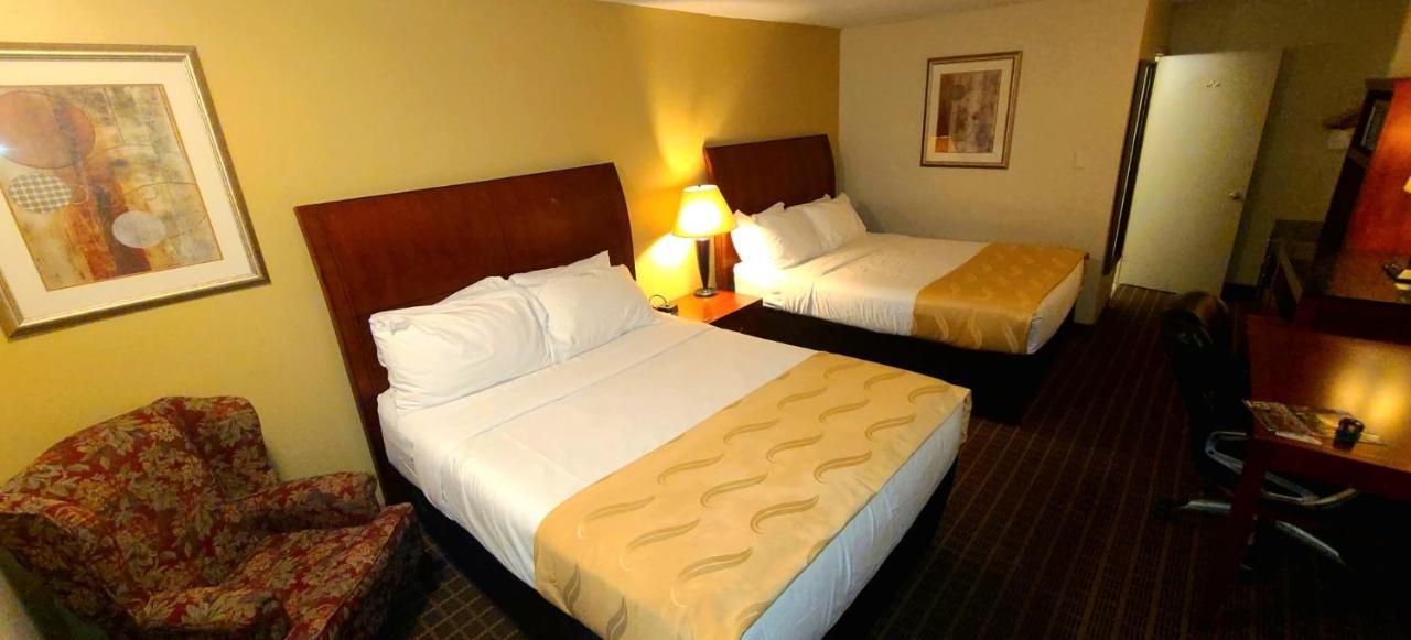 Quality Inn & Suites 1000 Islands Gananoque Extérieur photo
