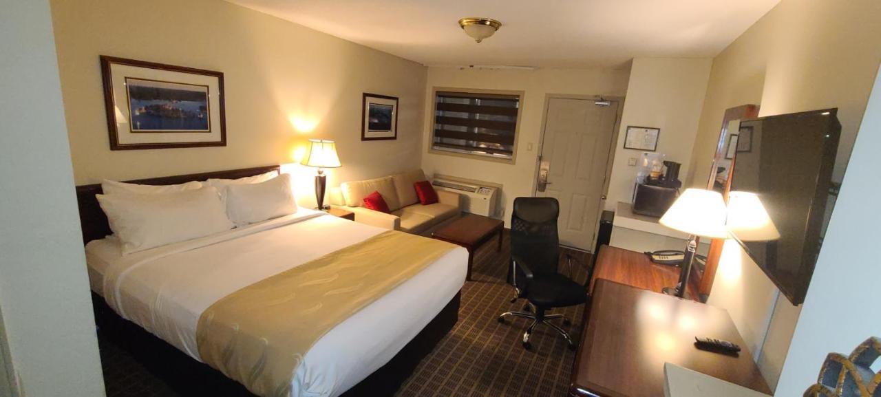 Quality Inn & Suites 1000 Islands Gananoque Extérieur photo