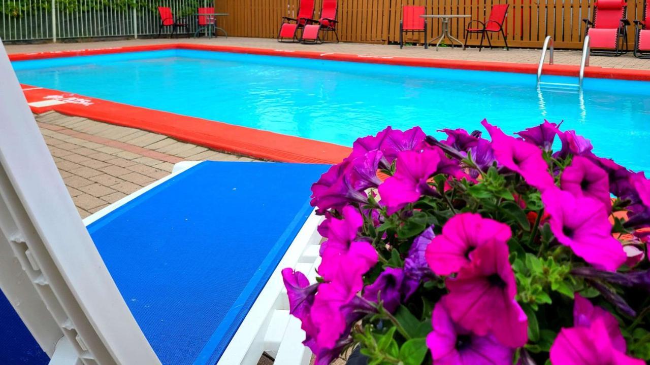 Quality Inn & Suites 1000 Islands Gananoque Extérieur photo