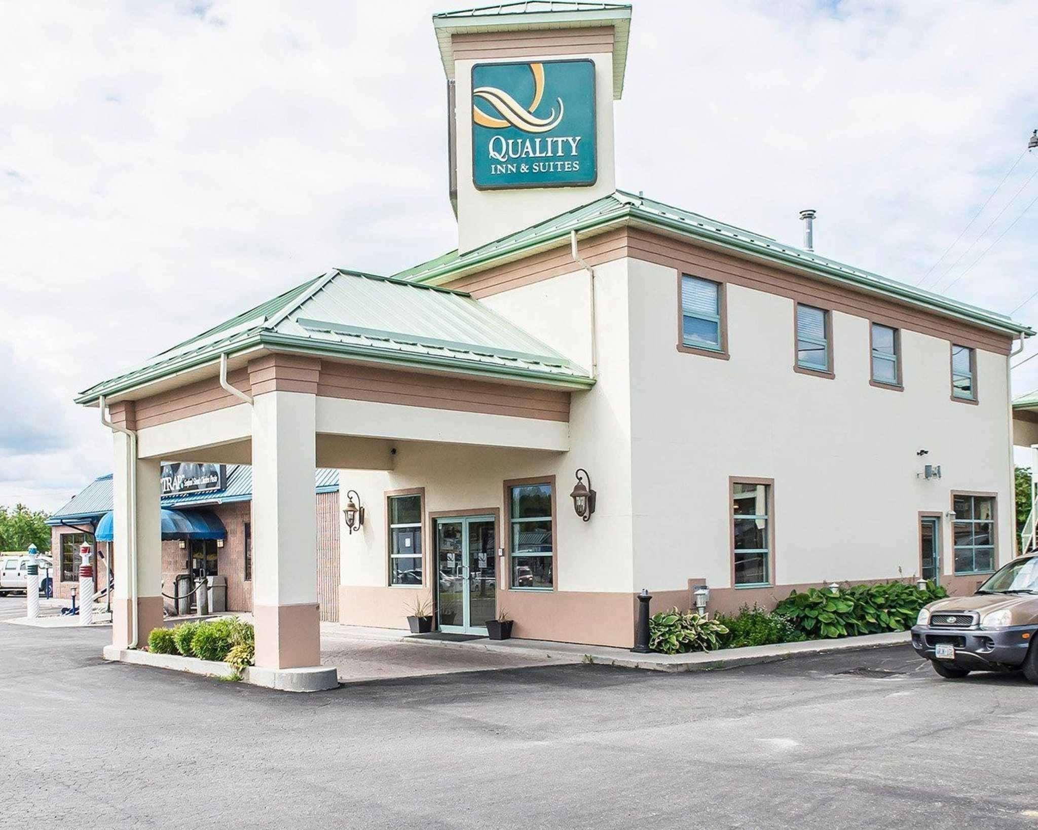 Quality Inn & Suites 1000 Islands Gananoque Extérieur photo
