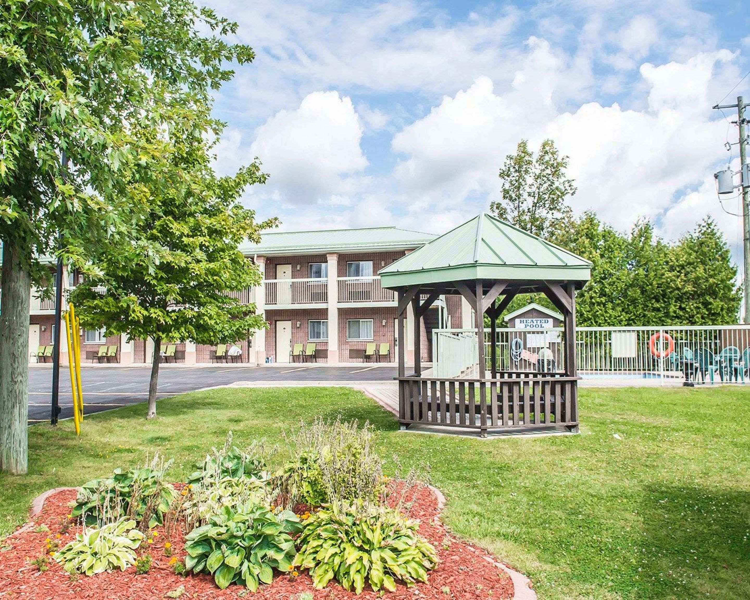 Quality Inn & Suites 1000 Islands Gananoque Extérieur photo
