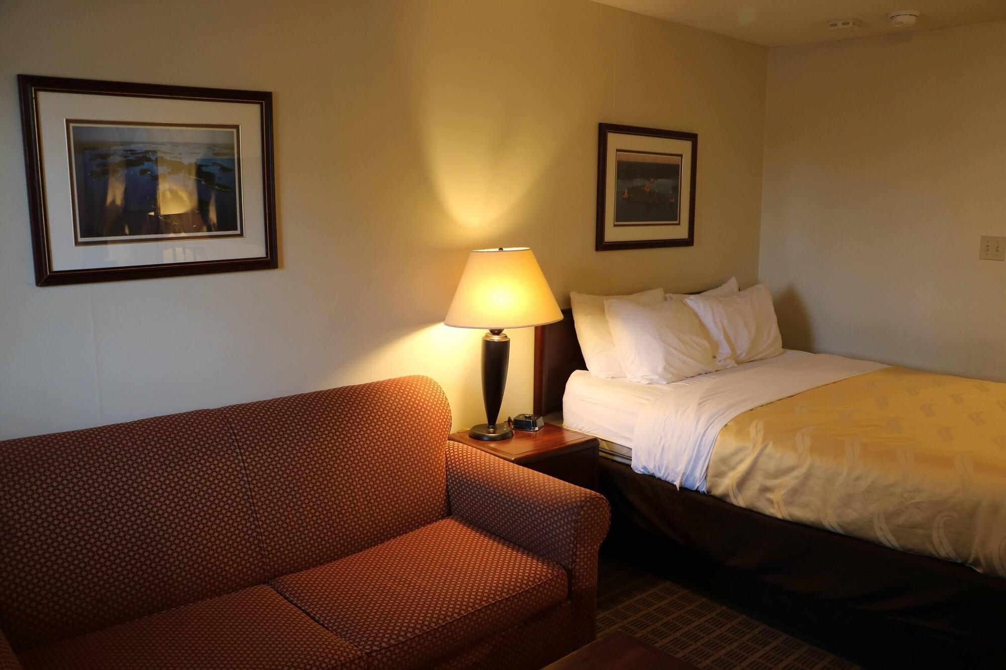 Quality Inn & Suites 1000 Islands Gananoque Extérieur photo